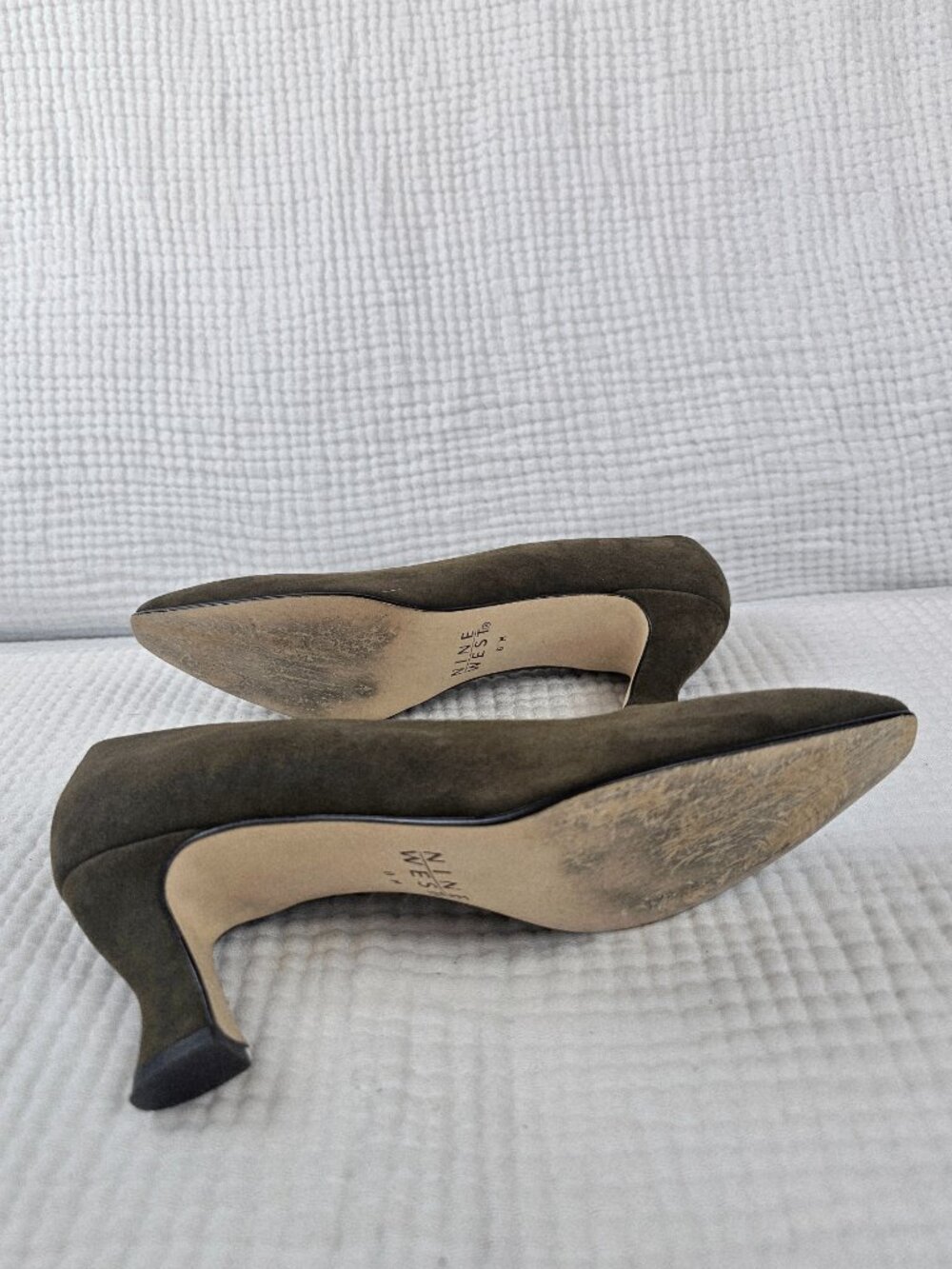 Nine West Vintage Olive Green Suede Kitten Heel Pump - Women's 8 - Picture 6 of 8